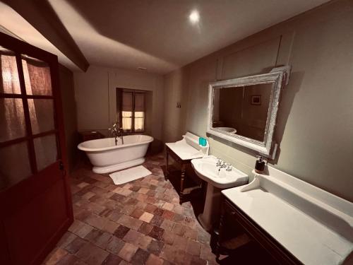 ein Badezimmer mit einer Badewanne, einem Waschbecken und einer Badewanne in der Unterkunft Chambres d’hôtes en centre-ville in Audierne