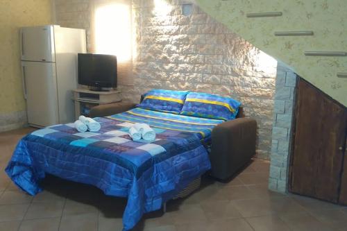 a bedroom with a bed with two towels on it at Open Space da Luca e Laura,a 7 minuti da Alghero. in Olmedo