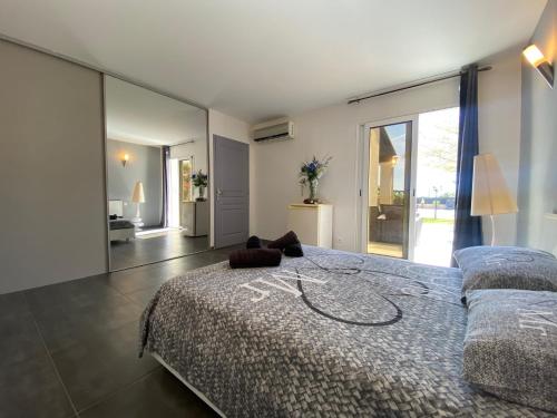 een slaapkamer met een groot bed en een grote spiegel bij Chambres du Gozzi in Afa