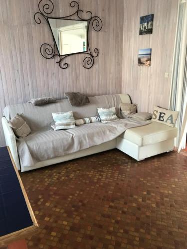 - un salon avec un canapé blanc dans l'établissement MAMALO, à Biscarrosse