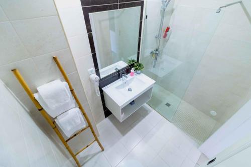 y baño blanco con lavabo y ducha. en Casas Novas Guesthouse - Adults Only en Lagos