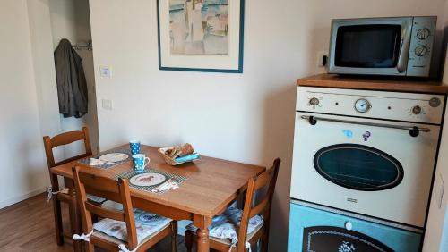 Kuchyň nebo kuchyňský kout v ubytování FabysHouse Appartamento in Villa