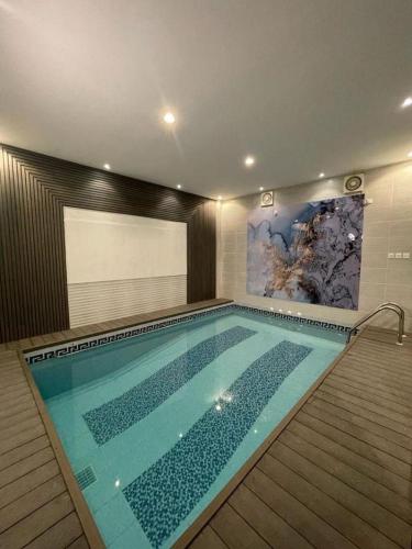 uma grande piscina num quarto em الريف بلس em Hajlah