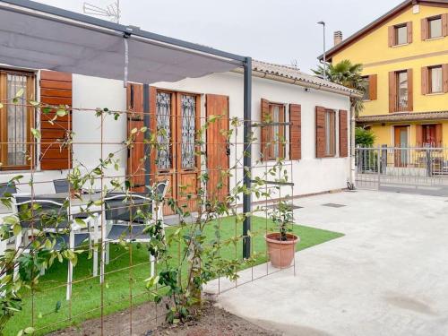una recinzione di fronte a una casa con una pianta di CASA BIVO by Design Studio a Pontelongo