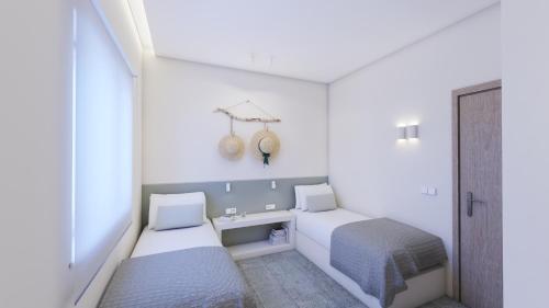 een kleine kamer met een bed en een bureau bij StayBridge Apartments, Mesongi in Mesongi