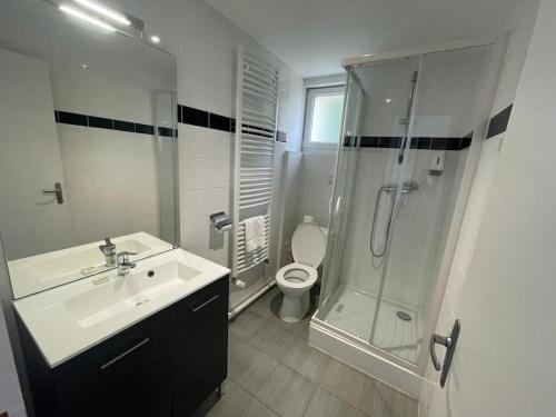 a bathroom with a sink and a shower and a toilet at Calx YourHostHelper in Caen