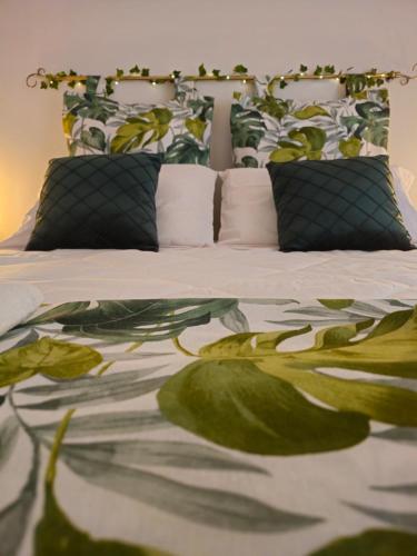 ein Schlafzimmer mit einem Bett mit grünen Blättern darauf in der Unterkunft Midori House Florence in Campi Bisenzio