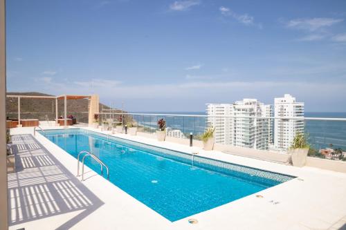 Bazén v ubytování Beachside Bliss: Salguero Suites nebo v jeho okolí