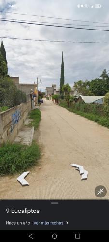 une rue vide avec des flèches sur le côté de la route dans l'établissement T, à San Agustin de las Juntas