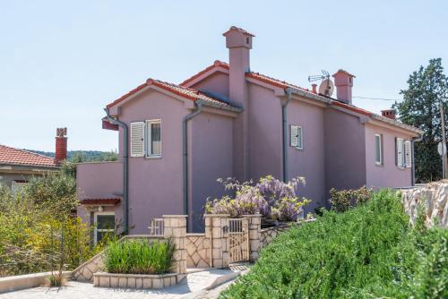 una casa con sopra della vernice viola di Apartments Lila a Cres