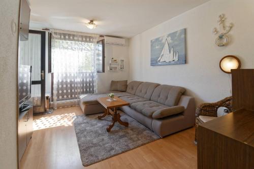 sala de estar con sofá y mesa en Apartment Gabi, en Poreč
