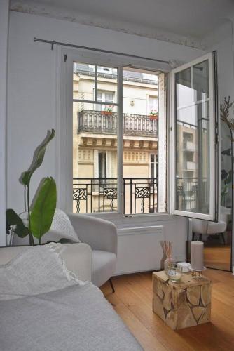巴黎的住宿－Louis’ haven，带沙发和大窗户的客厅