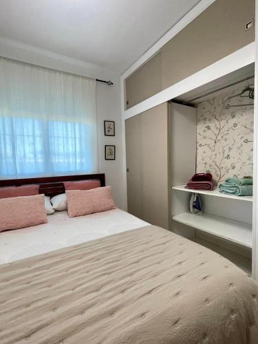 um quarto com uma cama grande e almofadas cor-de-rosa em CASA MALENI em Altea