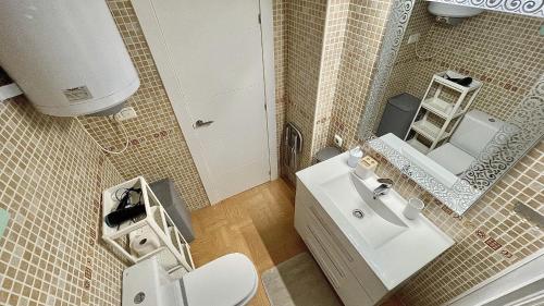 łazienka z białą toaletą i umywalką w obiekcie Beachfront 1BR apartment in center of MArbella! w Marbelli
