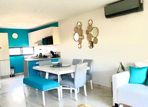 a kitchen and dining room with a table and chairs at Aire acondicionado Parking Llegada autónoma Duermen 8 huespedes in Xochitepec