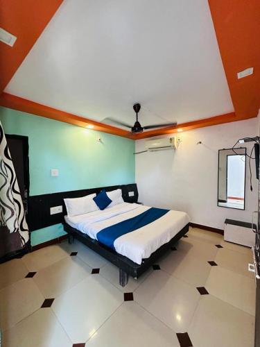 מיטה או מיטות בחדר ב-HOTEL SHREE DWARKA
