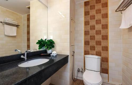 Koupelna v ubytování Khurana Inn Hotel -120/176-180 Ratchaprarop, Bangkok - by Bay Luxury