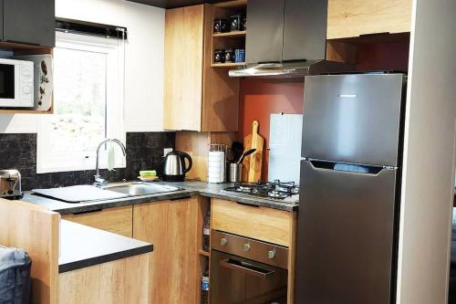 A kitchen or kitchenette at Mobil-home spacieux et confortable avec terrasse bien exposée