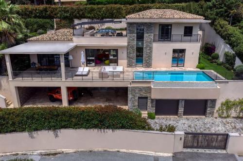 une vue aérienne d'une maison avec piscine dans l'établissement Villa Sémaphore centre Sainte Maxime, à Sainte-Maxime