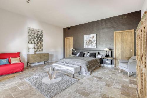 - une chambre avec un lit et un canapé rouge dans l'établissement Villa Sémaphore centre Sainte Maxime, à Sainte-Maxime