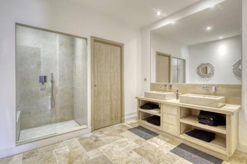 a bathroom with two sinks and a shower at Villa Sémaphore centre Sainte Maxime in Sainte-Maxime