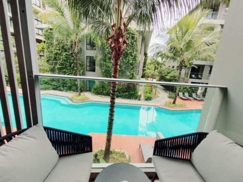 邦涛海滩1 Bedroom Pool view at Diamond Condo, Bangtao的阳台享有游泳池的景致。