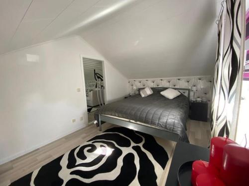 ein Schlafzimmer mit einem Bett und einem Zebra-Teppich in der Unterkunft Nordic Villa in Husum