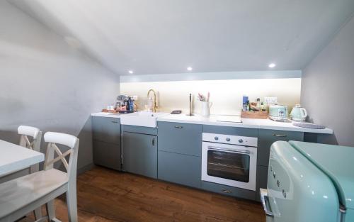 une cuisine avec un évier et une cuisinière dans l'établissement CASADELLA - Casa Divina Citadelle, à Bastia