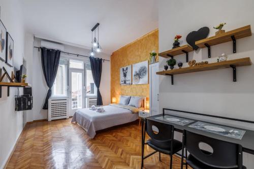 um quarto com uma cama e uma secretária num quarto em Apartment Stay em Novi Sad