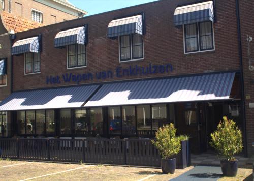 a building with a sign that readseper vapor year cafeteria at Het Wapen van Enkhuizen in Enkhuizen