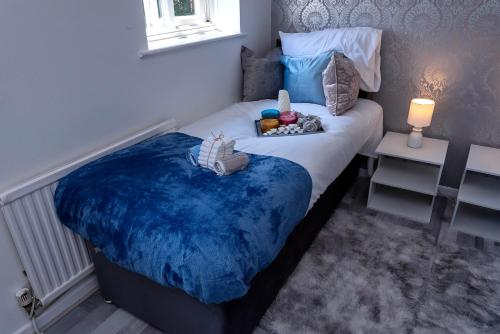 a small bedroom with a bed with a blue blanket at I Love London! A Stunning 2 Bed Home Sleeps 1-3! in London