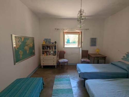 - une chambre avec 2 lits, une table et une fenêtre dans l'établissement 3 bedroom country villa with 2 large verandas, à Torre Ovo