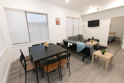 ein Wohnzimmer mit einem Tisch und einem Sofa in der Unterkunft Mins to NYC - Lavish modern 2-bed apartment in Bayonne
