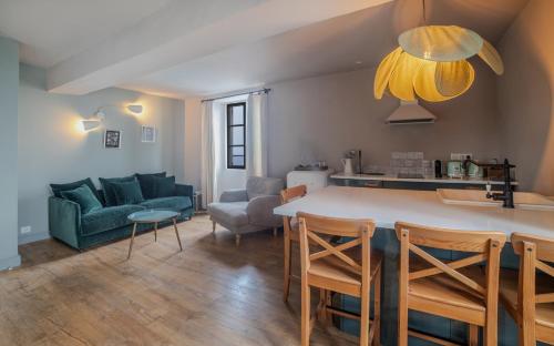 une cuisine et un salon avec une table et des chaises dans l'établissement CASADELLA - A Signoria Citadelle, à Bastia