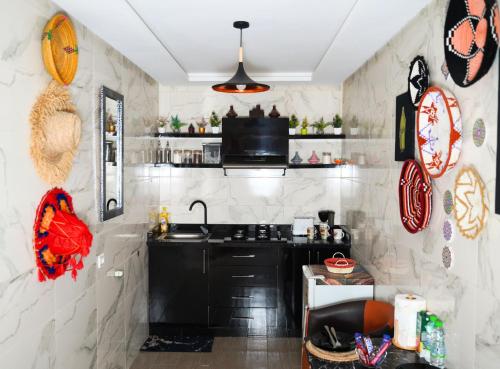 una cucina con lavandino e piano cottura in una stanza di Good Vibes a Rabat