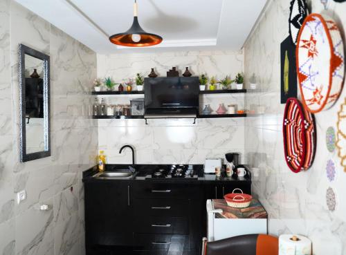 eine Küche mit einer Spüle und einer Arbeitsplatte in der Unterkunft Good Vibes in Rabat