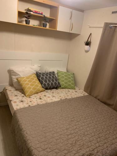 un lit avec des oreillers dessus dans une chambre dans l'établissement Camping pedro, au Grau-dʼAgde