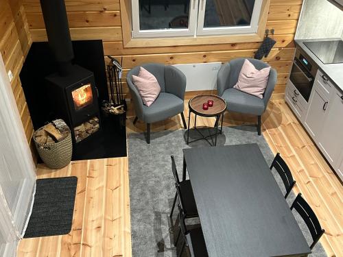 un soggiorno con tavolo, sedie e piano cottura di Norra Skoga Bergvik a Ekshärad