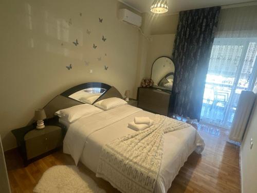 1 dormitorio con 1 cama con pájaros en la pared en Alex Apartment en Athens