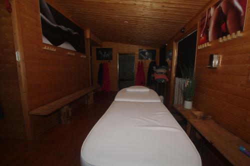 une chambre avec un lit blanc dans une cabine dans l'établissement chambre zen, à Condé-sur-Noireau
