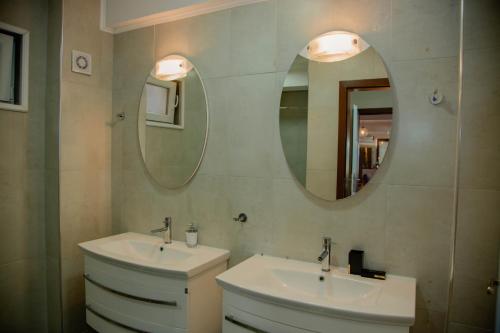 a bathroom with two sinks and a mirror at Villa Norvegia in Ohrid