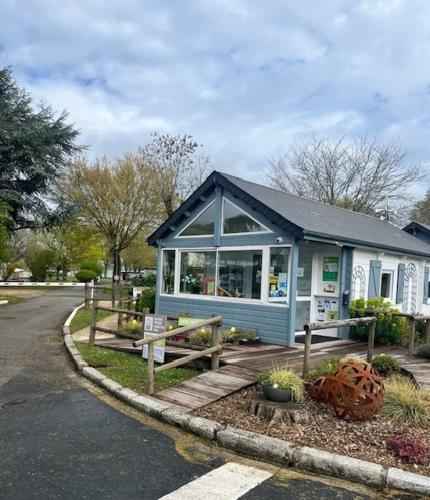 un petit bâtiment sur le côté d'une rue dans l'établissement Camping touristique de Gien, à Poilly-lez-Gien