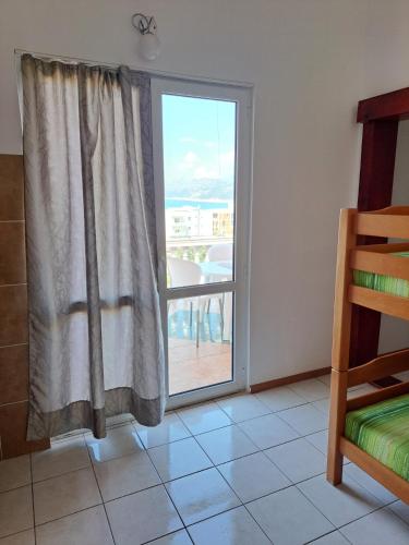 Zimmer mit einem Fenster und Blick auf einen Balkon. in der Unterkunft Apartmani Family in Dobra Voda