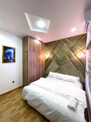 מיטה או מיטות בחדר ב-CEO HOMES AND APARTMENT