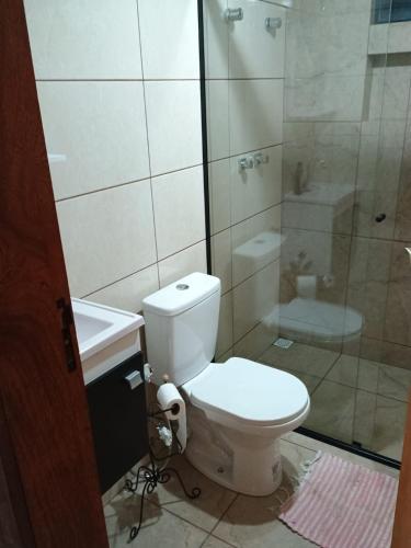 uma casa de banho com um WC e um chuveiro em Chalé Torneados em Tiradentes