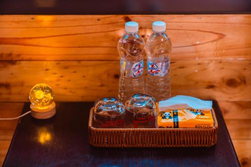 zwei Flaschen Wasser auf dem Tisch in der Unterkunft Tam Coc Moutainside Homestay in Ninh Bình