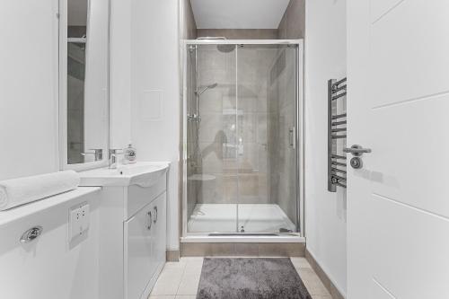 Phòng tắm tại 1 Bedroom Apartment Near Heathrow London - TW18