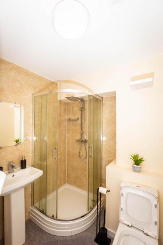 Ένα μπάνιο στο Two Bedroom Luxury RB Home