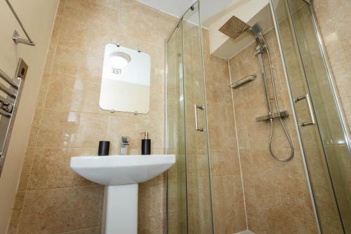 Ένα μπάνιο στο Two Bedroom Luxury RB Home