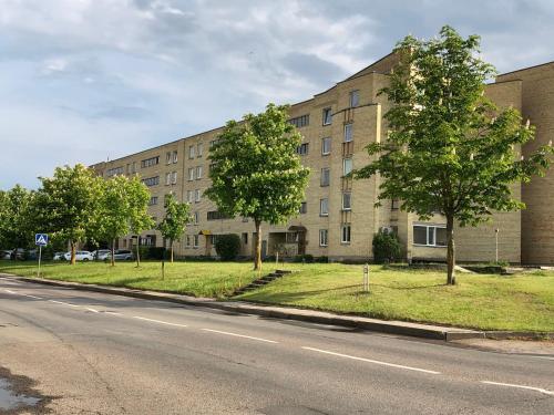 un grande edificio sul lato di una strada di Apartments in the Sun CITY a Šiauliai